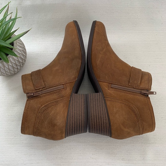 Clarks Adreena Dark Tan Nubuck Leather Mid Stacked Heel Booties Woman’s 9.5M - Picture 9 of 12